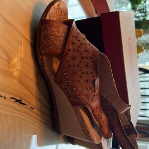 Pikolinos Leather wedge sandal, with 3” heel. adjustable strap tan. New inbox.